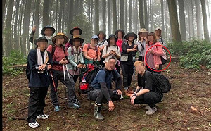 山林中合照「多出一隻手」！攝影師揭關鍵