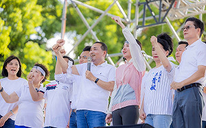 侯友宜參與716遊行 四叉貓曝「民眾反應」他上台突然人潮散去