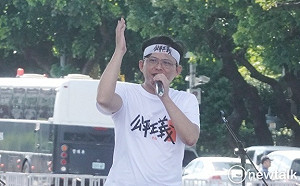 黃國昌違建被爆後喊打「綠媒」 美女主播在凱道被搶麥直嘆：是誰在踐踏新聞自由？