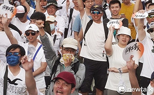 716遊行要找到女生「男上加男」？不只參加還積極舉標語 女網紅也到場