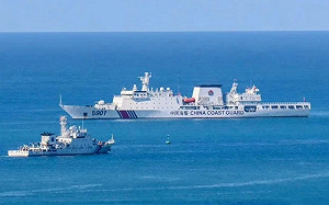 南海對抗加劇！世上最大海警船 中國「怪獸級」艦現身仁愛礁