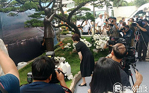 安倍昭惠來高向先夫銅像獻花 感謝台灣人深厚情誼