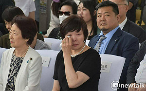 現場直擊》見到安倍晉三銅像頻頻拭淚 安倍昭惠：相信丈夫的靈魂也一起來這裡了！