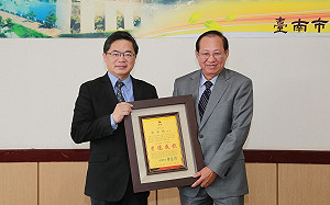 半導體女王之父蘇春槐白手起家  心繫台灣關注政治脈動    