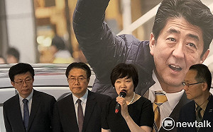 深情凝視結婚照和安倍彈鋼琴影片 安倍夫婦鶼鰈情深溢於言表