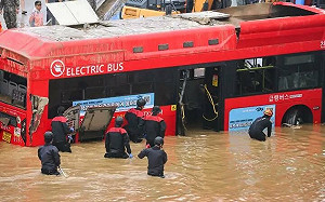 (影) 南韓暴雨釀41死 這市長竟跑去打高爾夫 被抓包還大罵記者