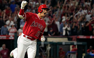 (影)他豪氣開轟！球迷讚「本季最佳甩棒」