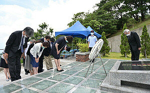 安倍昭惠前往李登輝墓前致敬：完成先夫遺願 並親贈清酒「大和之心」