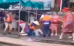 (影) 厲害了我的國！陸風景區筏船工用槳打遊客 還鬧船行一半討紅包糾紛