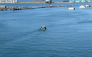天使輪高雄港外海進水半沉沒   緊急動員打撈落海空貨櫃