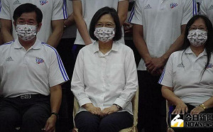 蔡英文為成都世大運授旗　23日代表團出發