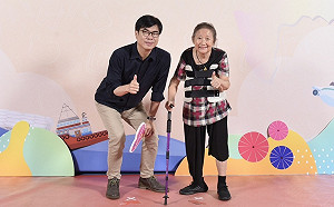 高市模範生、畢業生與市長合影 81歲補校生全場最老