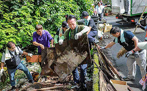 預防登革熱 嘉縣長率隊全村大拚掃清出近10公噸垃圾