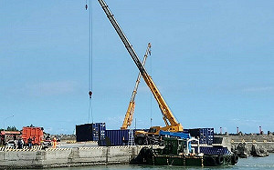 最新進度》趕在颱風前回收天使輪流浪空櫃 已打撈87只上岸