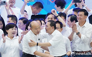 全代會「尊韓」！侯友宜3抱韓國瑜 邱毅：積怨不是靠一次表演可解決