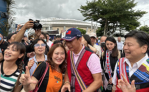 郭台銘參與花蓮原民豐年節 傅崐萁陪同與群眾互動