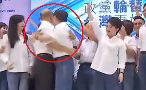 韓國瑜全代會被侯友宜「抱緊處理」 背後「這雙大手」突襲兩人強制夾漢堡