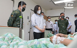 基隆彈藥庫爆炸 蔡英文前往三總探視傷者及向家屬致意