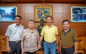 拜訪大甲鎮瀾宮挖牆角 郭台銘：大家都期待新氣象