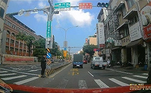 行人帝王條款來坑錢？行人紅燈站分隔島 駕駛綠燈直行卻慘收6000元罰單