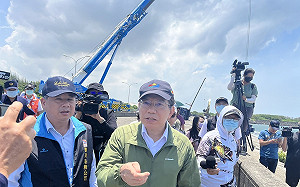 王國材視導高雄港應變措施   全力善後天使輪空櫃、油污處理