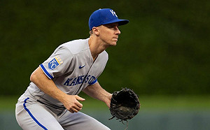 離奇失誤　球穿破Duffy手套而出