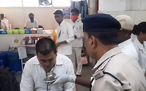 (影) 竟然當場吞鈔票! 印度官員受賄被警抓住 情急之下竟這樣滅證...