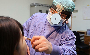 7歲男童右眼紅腫險失明！醫揭病因：鼻竇炎引起