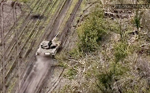 （影）蛤 他們不投降？派坦克！ 烏坦克碾壓陣地 俄軍如「小兔子」忙逃竄