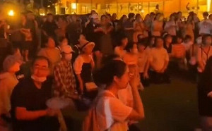 (影) 天津家長為「這原因」集體下跪 要求換校長 網友嘆：跪習慣了....