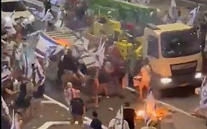 (影) 汽車朝示威人群猛衝！以色列司改惹議 街頭抗議多人掛彩