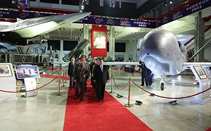 來啦! 看看我的新寶貝! 金正恩帶俄防長看武器庫 這個神器最吸睛….