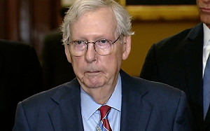 123木頭人? 記者會上突發呆19秒被帶走 麥康奈爾 : 我被「沙袋」困住了