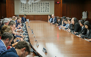 唐鳳與歐洲議會外委會訪團會面 共倡資安聯防和數位韌性