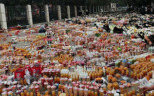 (影) 悼念亡者 齊齊哈爾中學門口 擺滿鮮花與食物 看不到盡頭