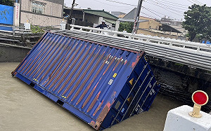 颱風海象不佳   港務公司持續監控擱淺貨櫃及油污