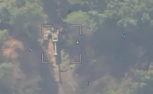 (影) 你那個露出來了! 俄坦克藏身樹林砲管外露 慘遭巡遊彈藥炸毀