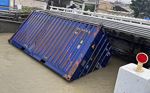 杜蘇芮風浪太大！天使輪貨櫃漂到高雄林園橋下、攔油索也遭破壞