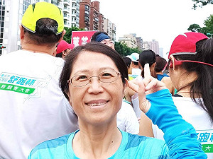 疑向中國退役軍人敬禮 基隆議員呂美玲惹議