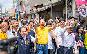 走訪北斗藍白相陪 被拱選總統--郭台銘說「好！」