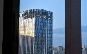 (影) 烏無人機襲擊莫斯科! 辦公大樓失火 俄軍稱遭「電子壓制」墜毀