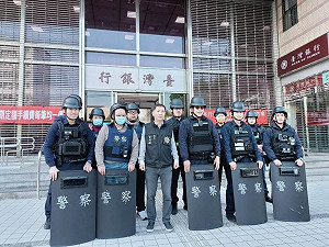 春節前金流爆量 中市警加強銀行周邊巡守助護鈔
