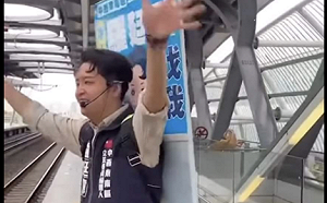 羅廷瑋台鐵月台扛看板「打招呼」涉違規拉票 遭批「知法犯法」後拉對手下水