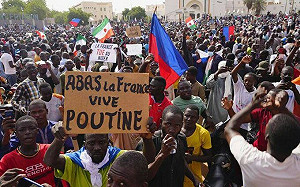 竟然齊喊「普丁萬歲」！尼日政變法大使館遭襲 西非聯合促軍政府放總統