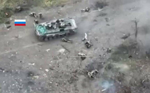 (影)俄軍陣亡逾24.5萬人! 俄戰車遭砲擊士兵著火狂奔、運兵車被伏擊