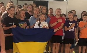 （影）唱國歌抗議！匈牙利官員疑烏兒童巴士帶軍武 竟進行刁難、羞辱