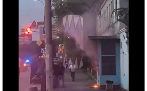 (影) 請喝「莫洛托夫雞尾酒」! 俄羅斯6徵兵辦公室 遭汽油彈襲擊