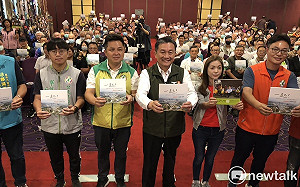面對國民黨、無黨籍對手夾殺  王定宇出小冊詳述服務政績