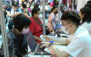 嘉義市購物節 市民「滿千送百」人潮湧現