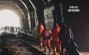 從早上6點走到下午4點! 北京大雨受困2天2夜火車旅客 終於抵達豐台站